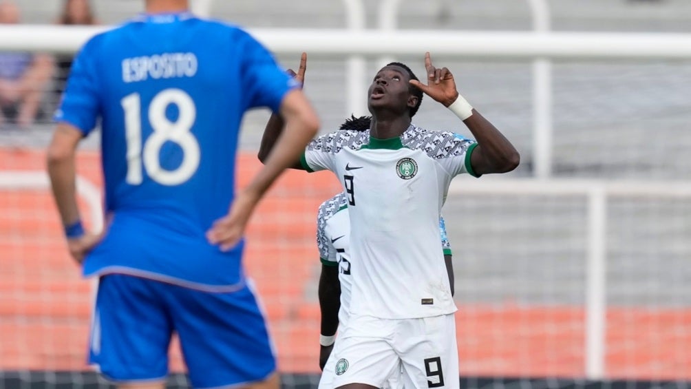 Salim Lawal festeja su gol señalando al cielo