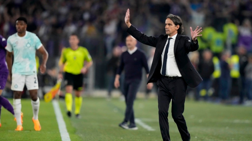 Inzaghi da indicaciones en el banquillo contra la Fiorentina