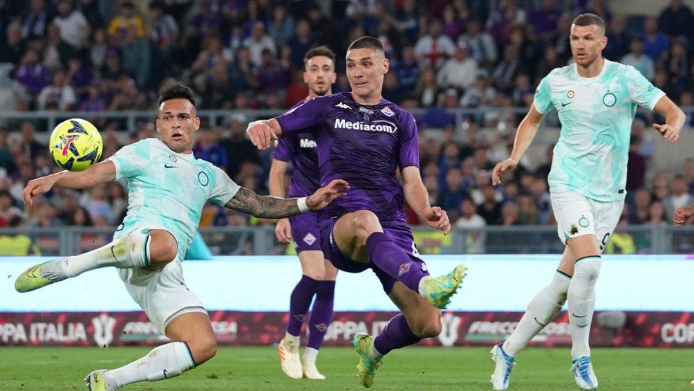 Lautaro Martínez intenta el remate contra la Fiorentina