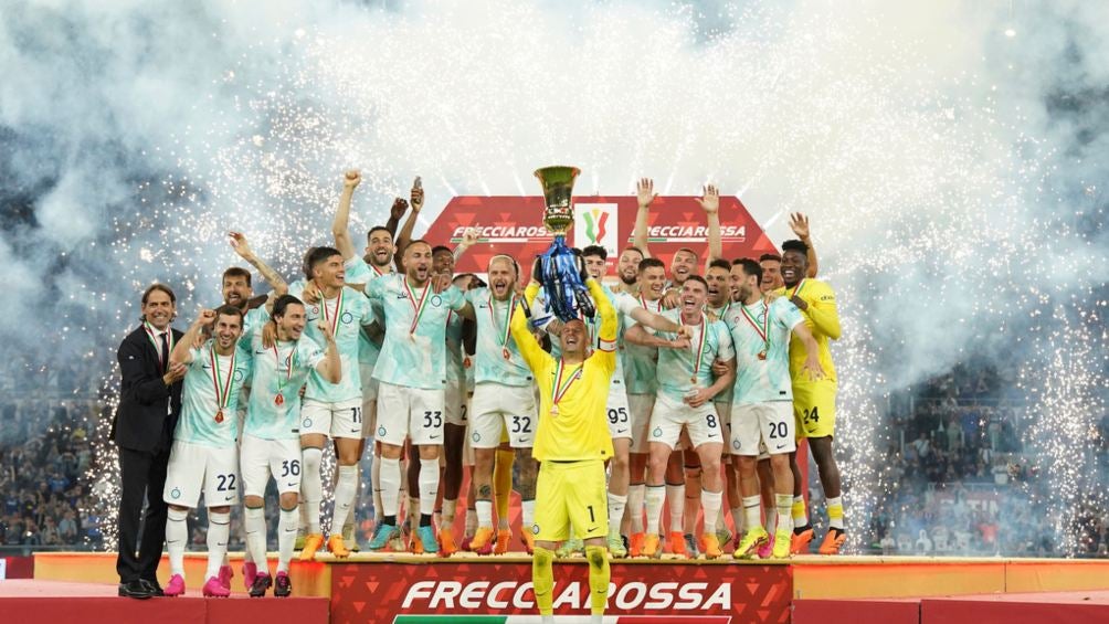 El momento en que el Inter levantó el trofeo de la Copa Italia