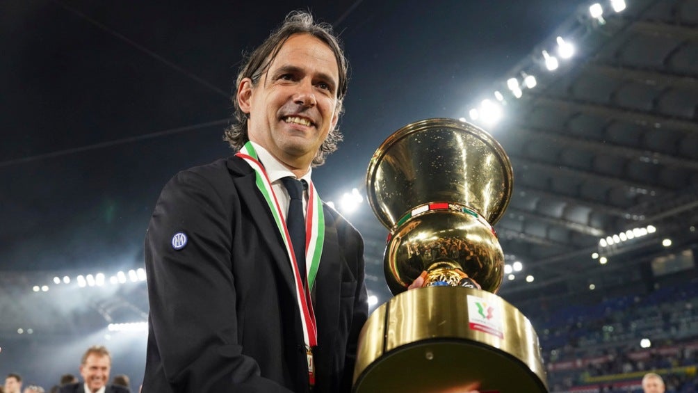 Inzaghi sonríe mientras carga el trofeo de la Copa Italia