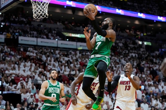 Jaylen Brown encesta el balón