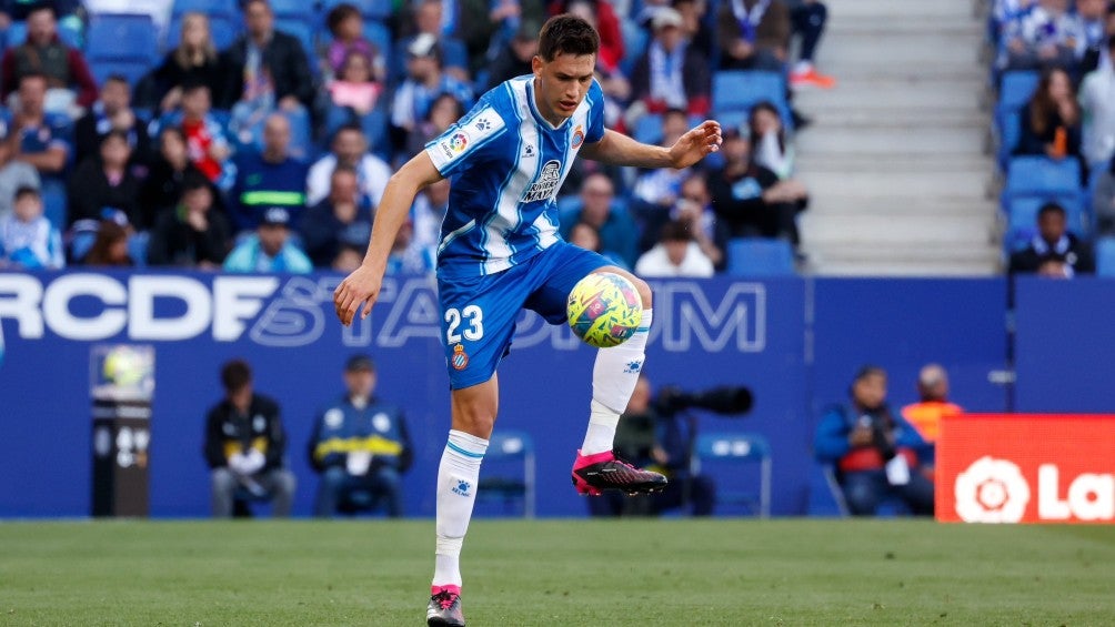 Montes controla un balón durante un partido del Espanyol