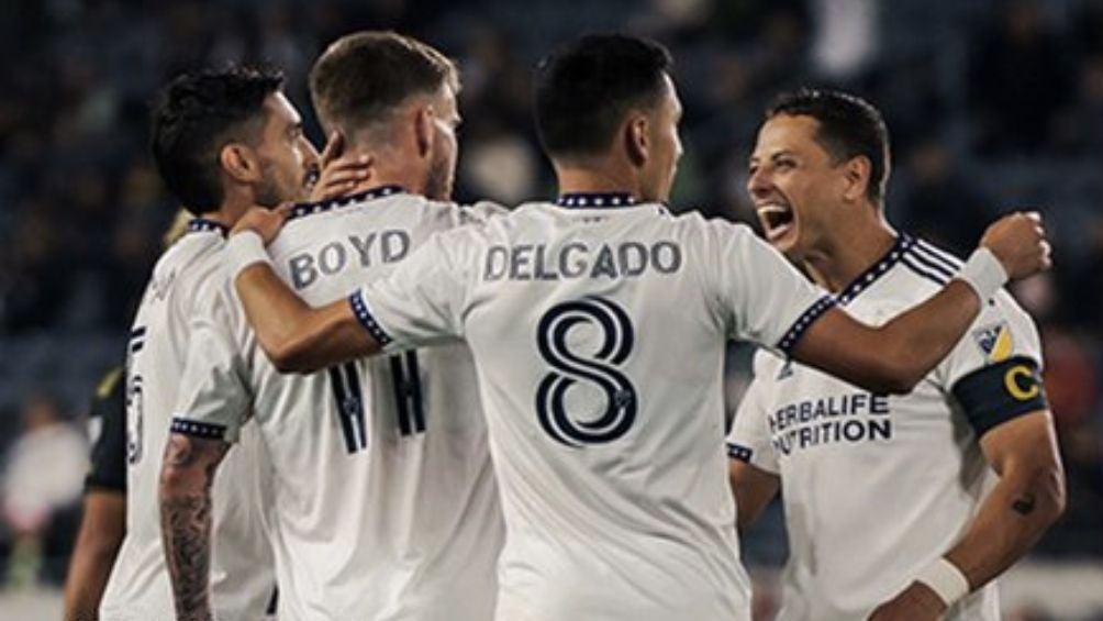 Chicharito celebra el gol que les daba el triunfo