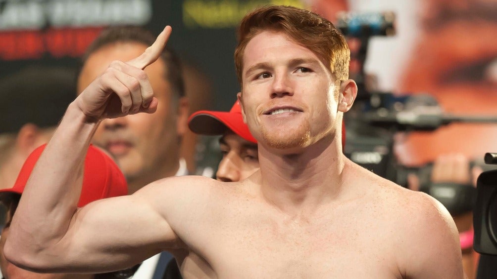 Canelo Álvarez en una sesión de pesaje