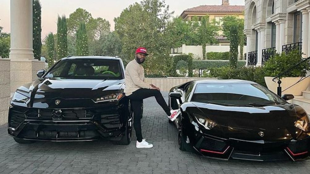 Floyd Mayweather y dos de sus autos más lujosos