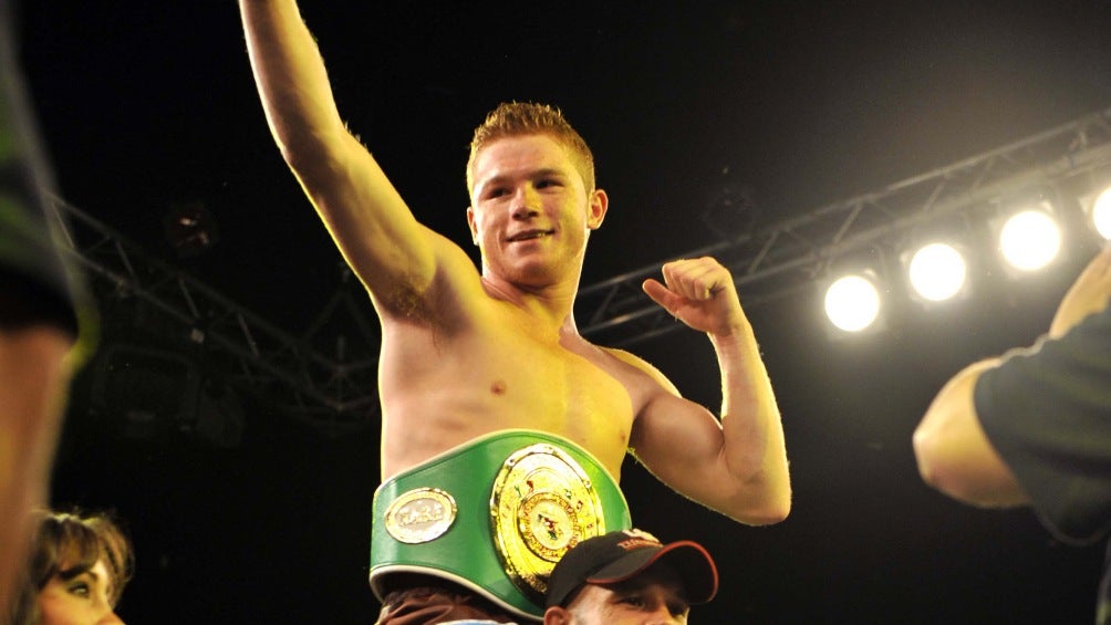 El Canelo festeja tras una victoria