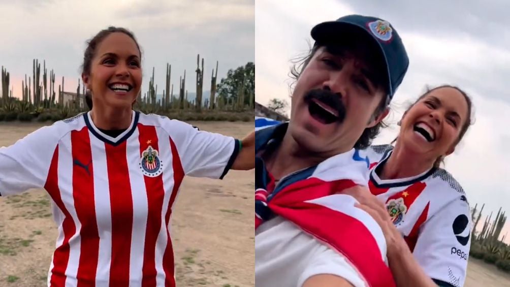 Lucero con la playera de Chivas pagando la apuesta con José Ron