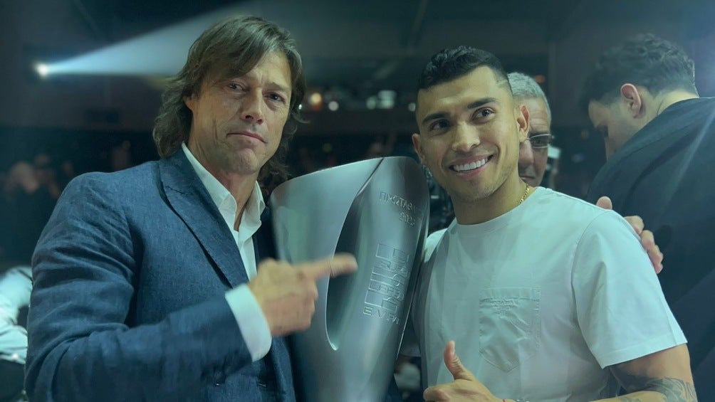 Orbelín Pineda y Matías Almeyda con el trofeo de campeones de Liga