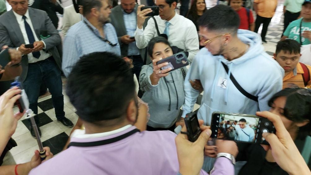 Salcedo atendió a los aficionados que lo esperaban en el Aeropuerto