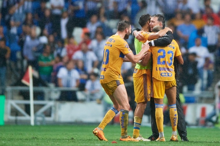 Robert Siboldi festeja con sus jugadores