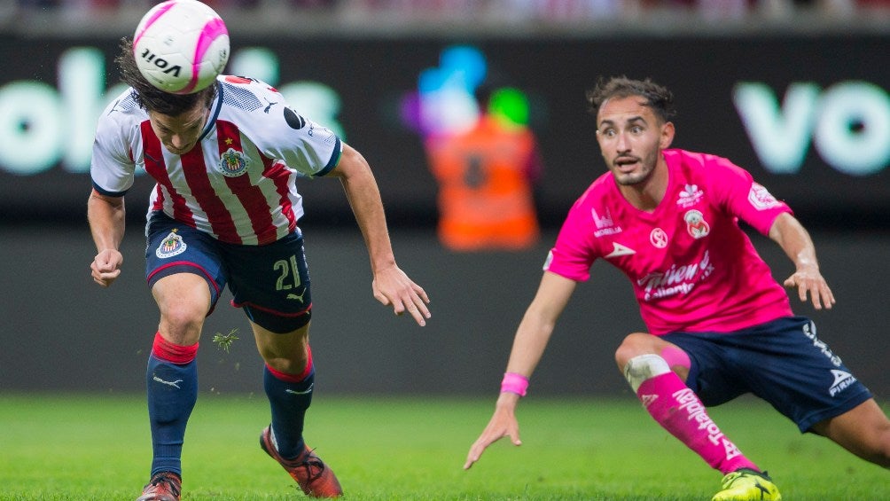 Fierro rechaza un balón de cabeza contra Monarcas