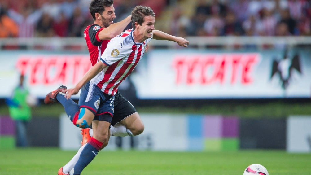 Carlos Fierro jugando contra el Atlas