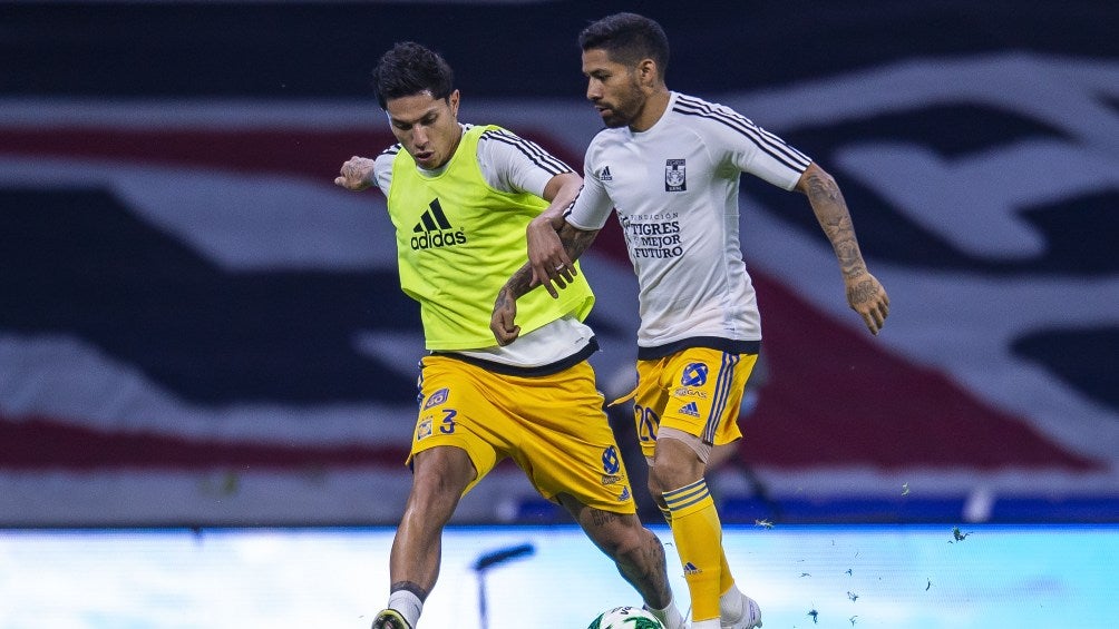 Carlos Salcedo y Javier Aquino calientan previo al partido