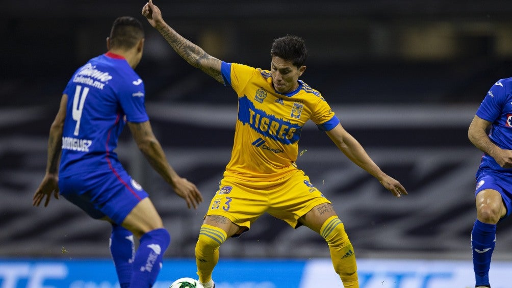 Salcedo jugando contra Cruz Azul en su etapa con los Tigres