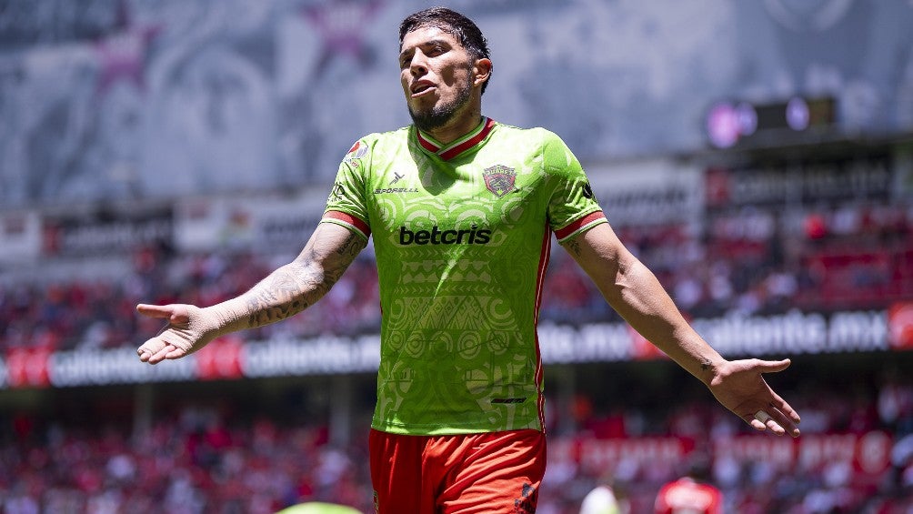 El defensa mexicano hace un reclamo en partido contra el Toluca