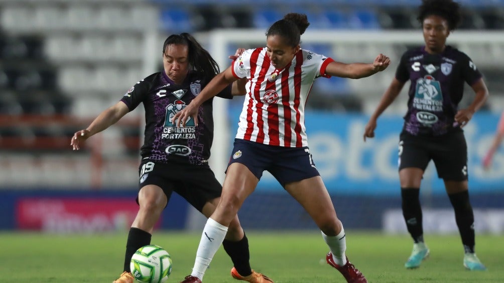 Charlyn Corral intenta recuperar un balón contra Chivas