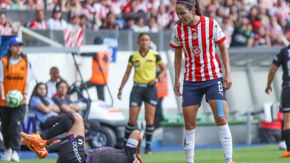 Mónica Ocampo recibe el grito de una jugadora de Chivas