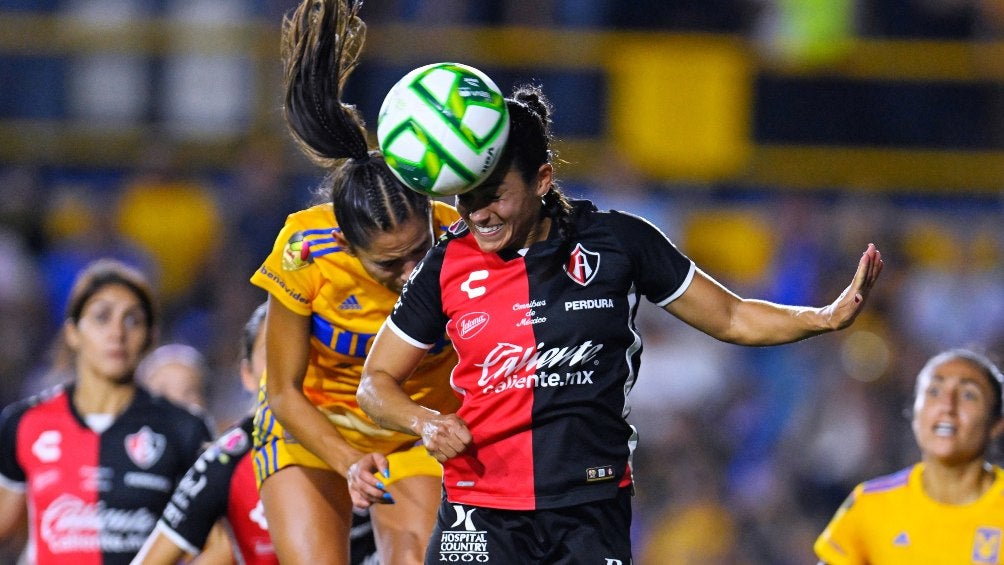 Una jugadora del Atlas rechaza de cabeza contra Tigres