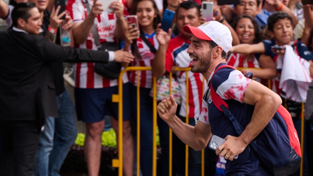 El Pollo Briseño se divierte con la afición de Chivas