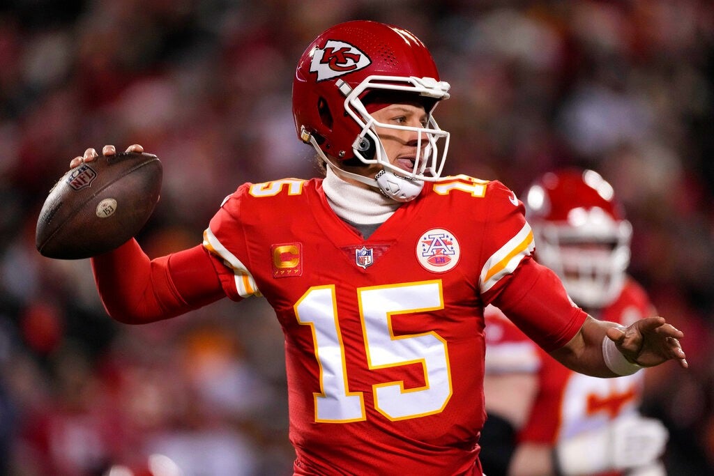 Patrick Mahomes en duelo con los Chiefs