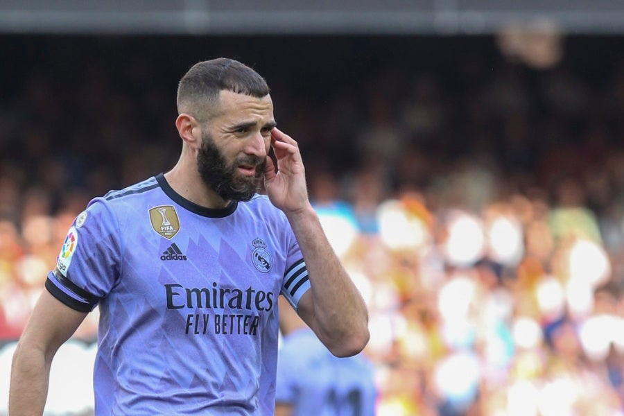 Benzema molesto en el Estadio Mestalla