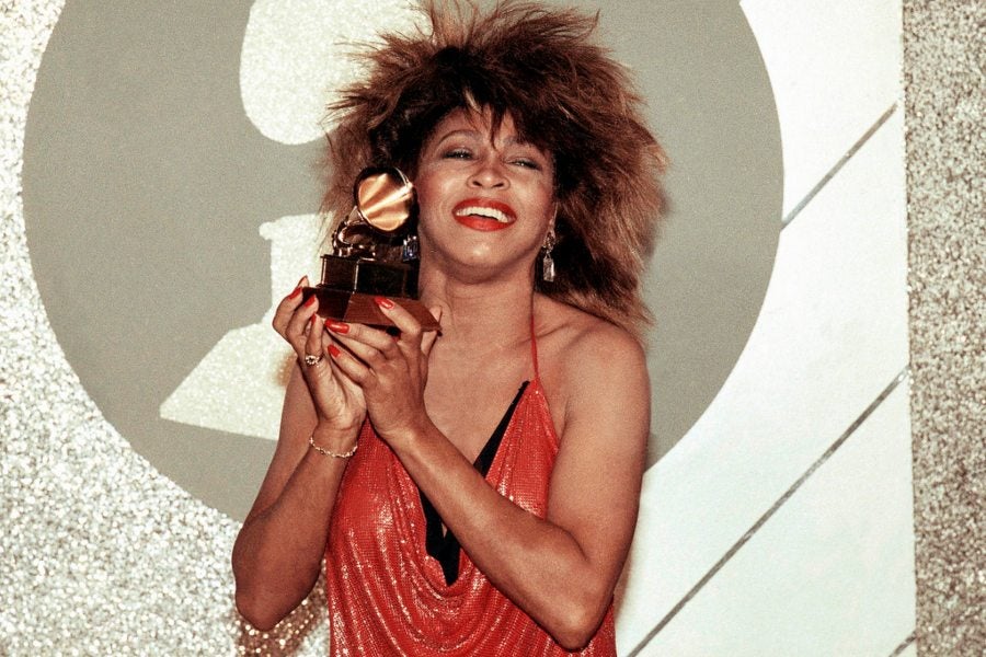 Tina Turner recibiendo un Grammy