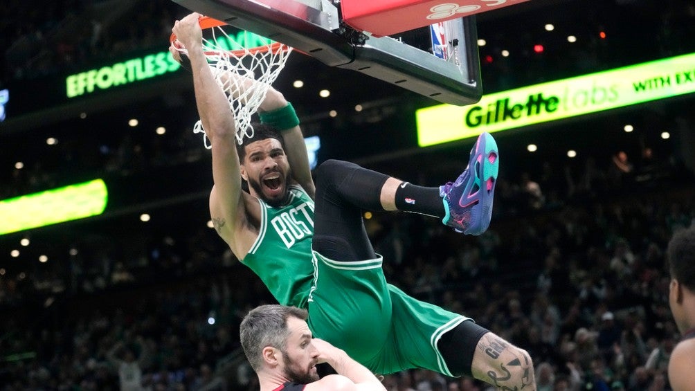 NBA: Celtics vencen al Heat y se aferran a la vida para poner la serie 3-2