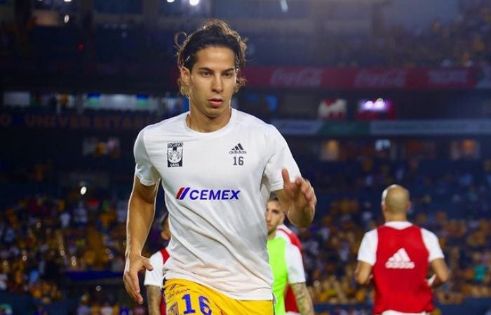 Diego Lainez en el calentamiento previo a la Final