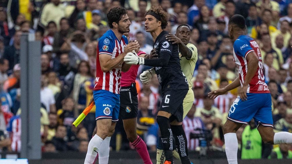 Antonio Briseño discute con Guillermo Ochoa del América