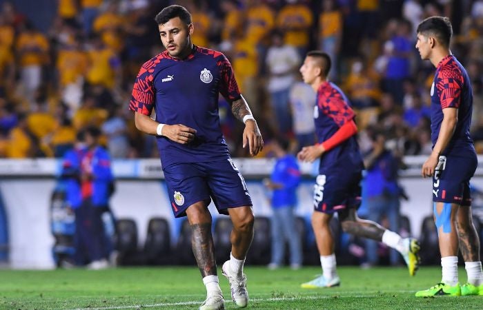 Alexis Vega en el calentamiento previo ante Tigres