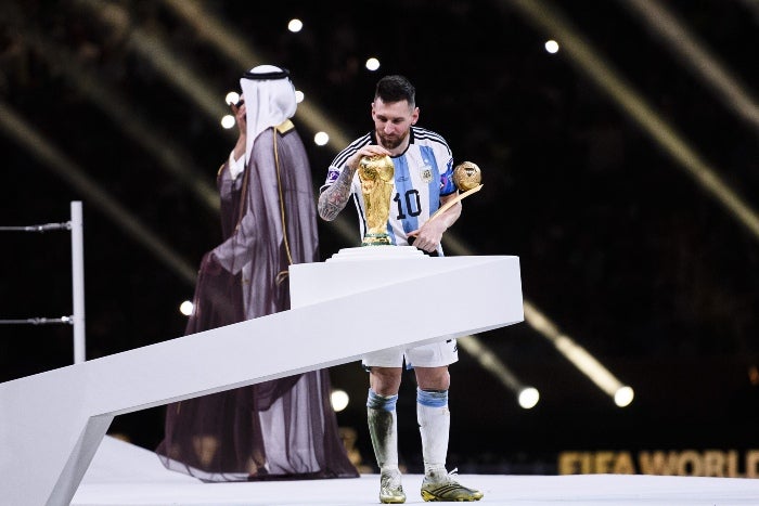 Messi toca el trofeo de la Copa del Mundo tras ganar