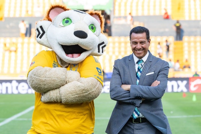 Armando Archundia con la mascota de los Tigres antes del partido