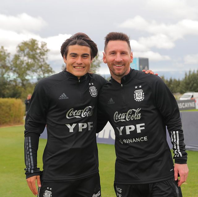 Luka Romero con Leonel Messi en el predio de la AFA