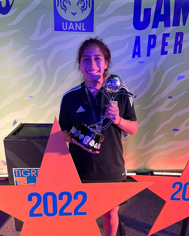 Cecilia Santiago con el trofeo de campeona de Liga MX Femenil