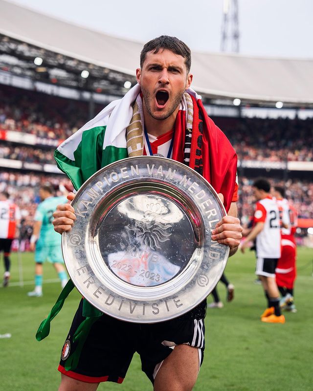 Santiago Giménez con el trofeo de campeón de Eredivisie