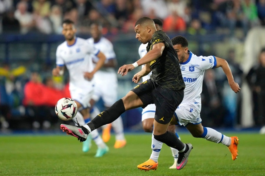 Mbappé rematando a gol