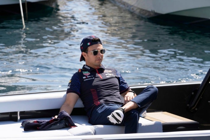 Checo Pérez va en bote hacia la pista de las prácticas