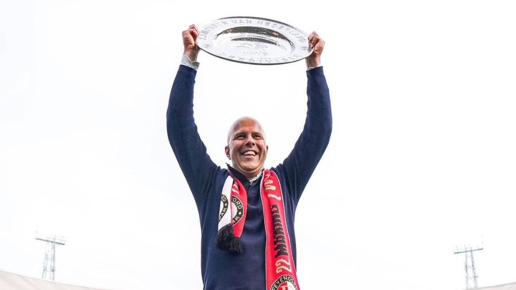 Arne Slot con el trofeo de campeón de Eredivisie