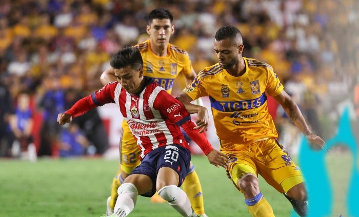 Nene Beltrán pelea por el balón en la Final de Ida