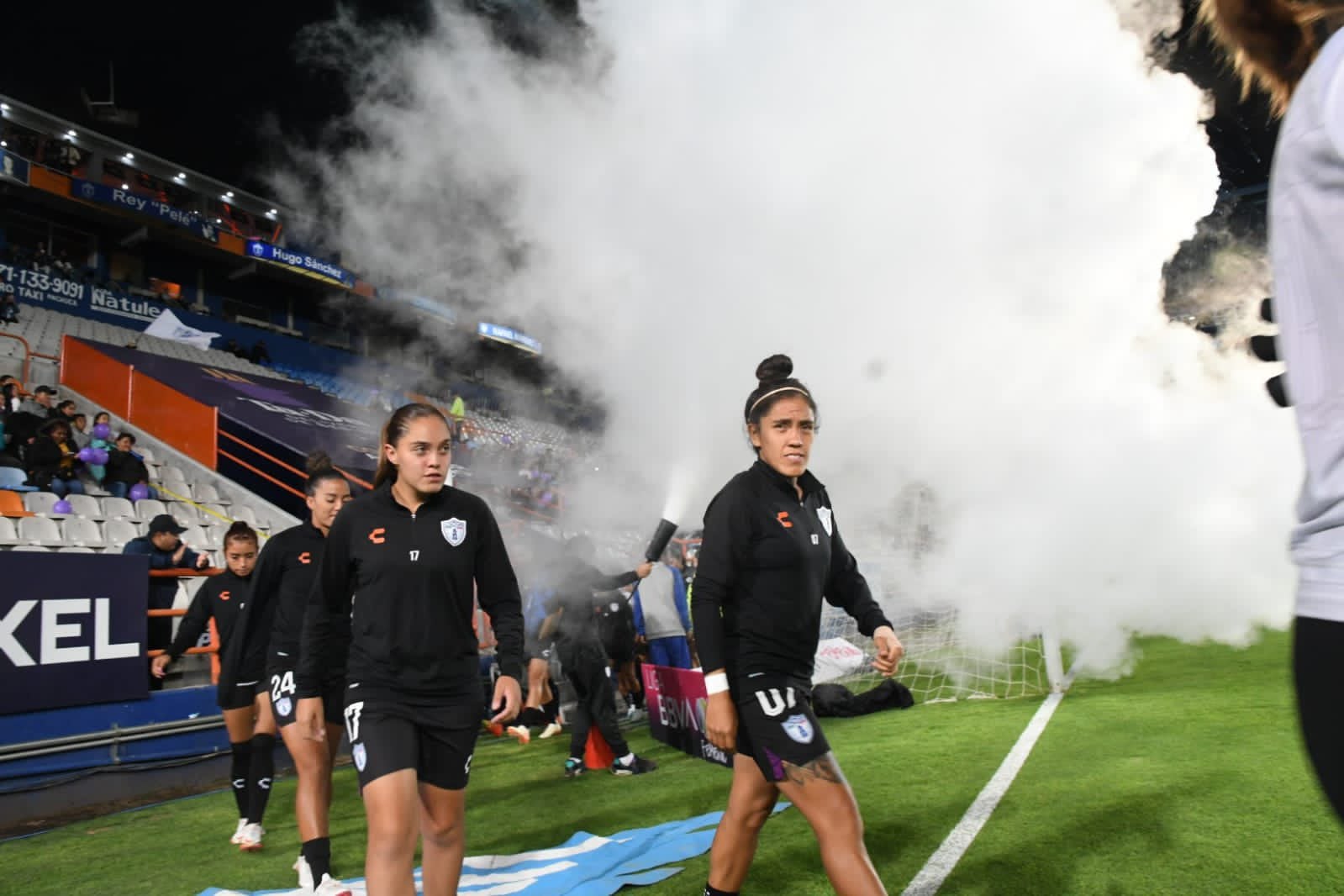 Jugadores de Tuzos Femenil saliendo al partido ante Rayadas