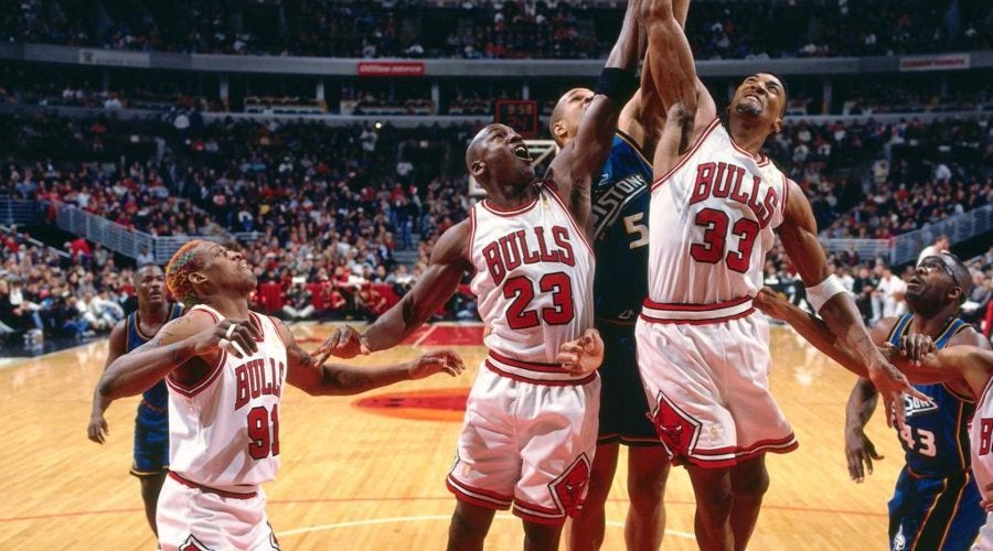 Scottie Pippen y Michael Jordan en busca de un rebote