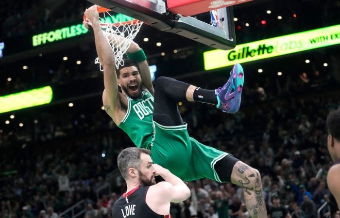 Jason Tatum hundiendo el balón 