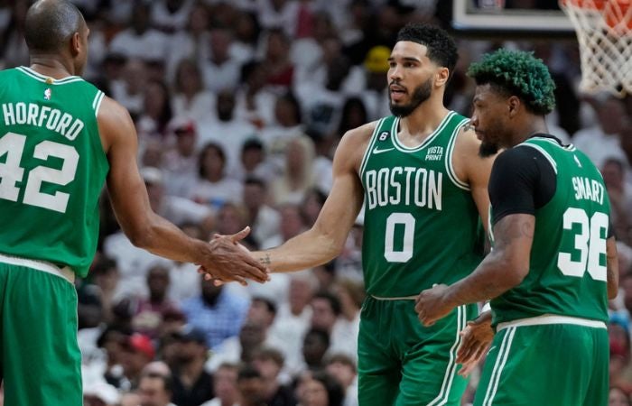 Jugadores de Boston celebrando en juego 5 ante Miami