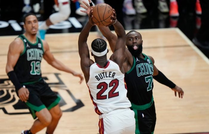 Jaylen Brown marcando a Jimmy Butler 