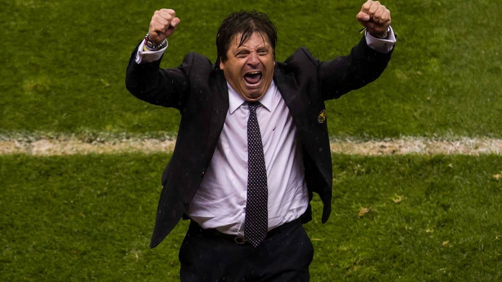 Miguel Herrera celebra el título con América