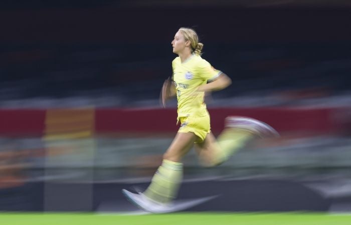 Sarah Luebbert ingresando de cambio ante Tigres Femenil