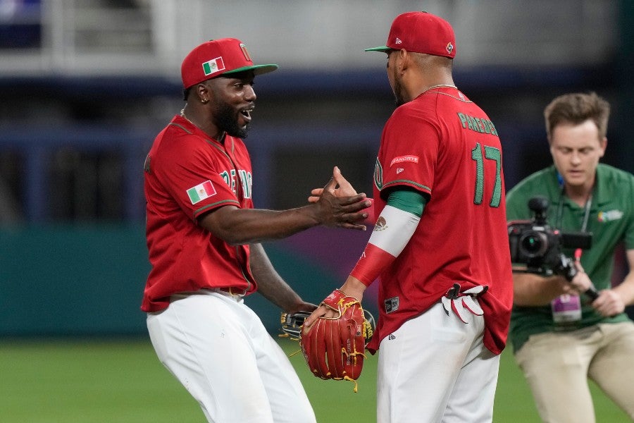 Randy Arozarena con el beisbol