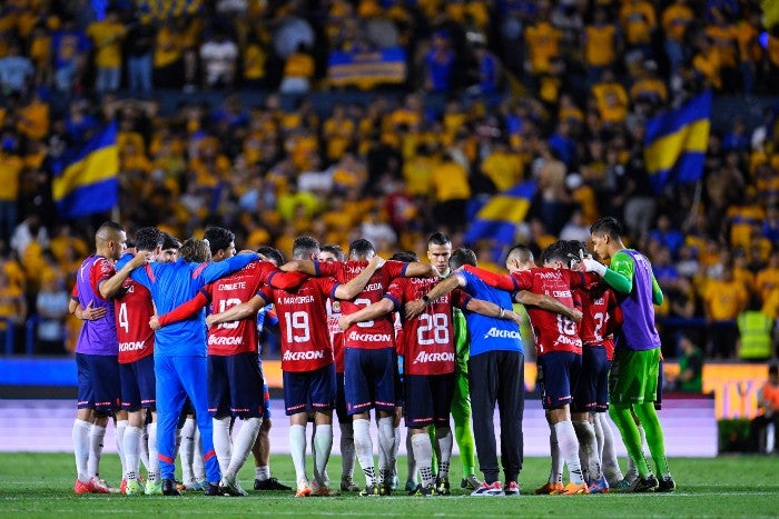 Futbolistas de las Chivas al finalizar el encuentro 