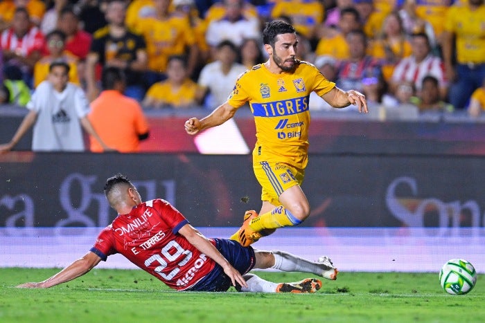 Juan Pablo Vigón pelea por la pelota contra Alan Torres